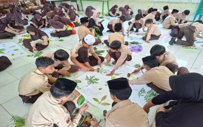 Inovasi Kurikulum, Siswa MTs Ma’arif NU 1 Kedungbanteng Olah Alam Menjadi Batik Ecoprint