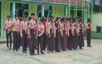 Tingkatkan Kedisiplinan dan Karakter, Siswa MTs Ma'arif NU 1 Kedungbanteng Antusias Ikuti Latihan Pramuka Rutin